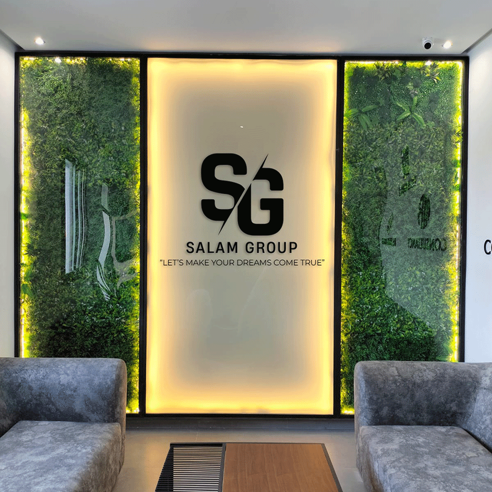 Signalétique intérieure Salam Group Marrakech - Mur végétal et logo lumineux